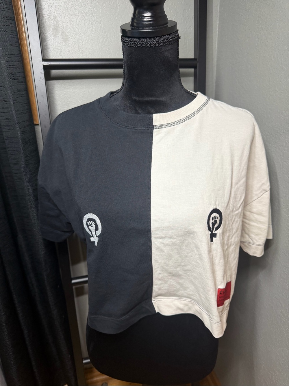 CHNGE White/Black Crop Tee with Red Logo Patch /M
